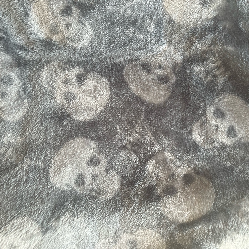 Betsey Johnson Skull Throw - Picture 3 of 3
